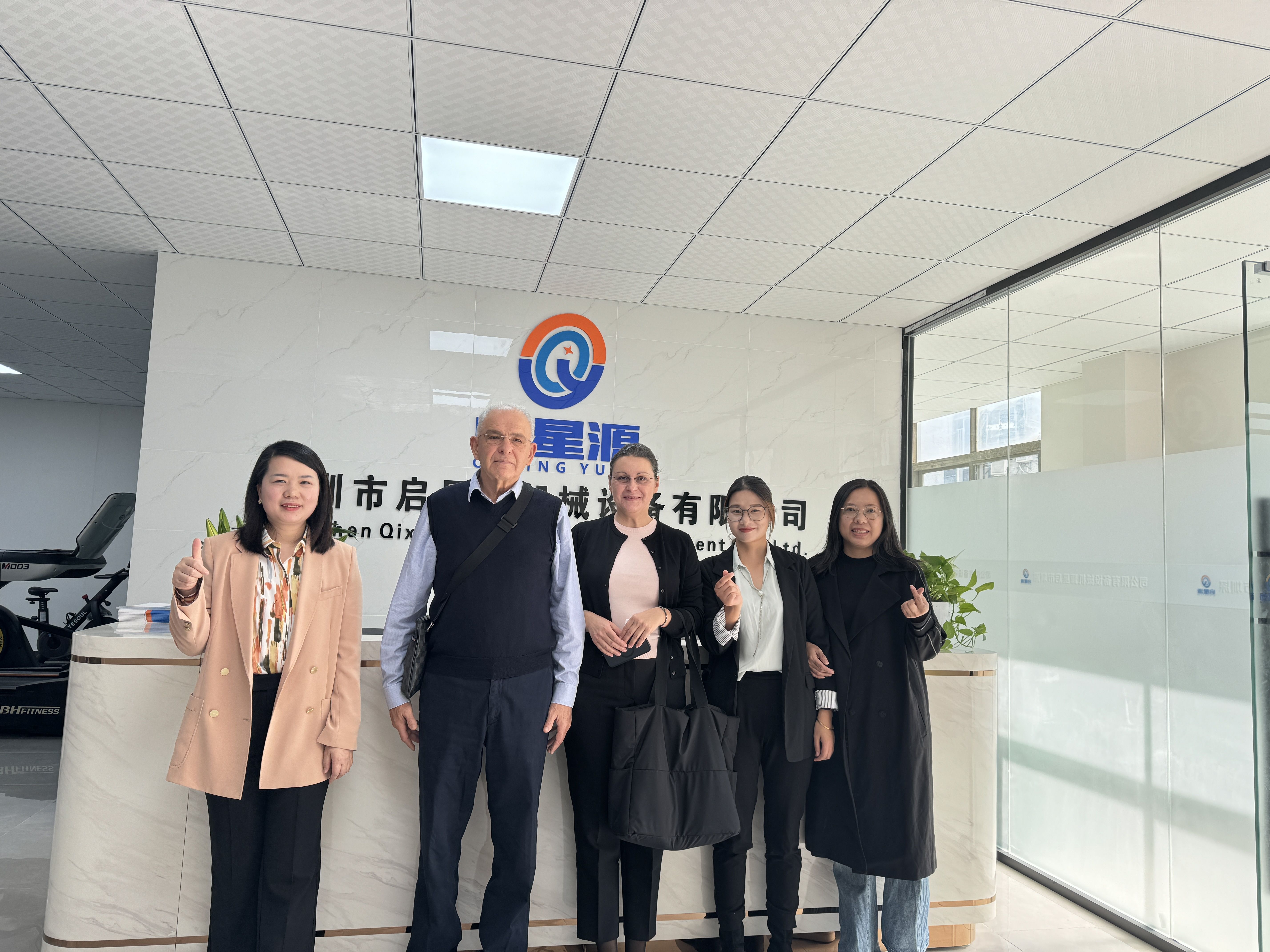 SHENZHEN QIXINGYUAN Maşın Təchizatları Co, Ltd'i ziyarət etmək üçün cənab və xanım Mrs.irena'nın isti qarşılandırılması